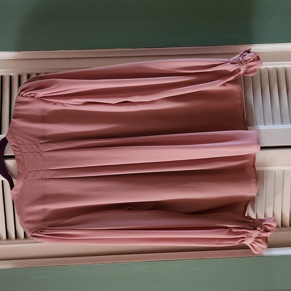 Womens l/s blouse,3 button front, button each sleeve w/ruffle. - Picture 5 of 6